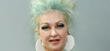 Cyndi Lauper stepped on a bee during a show, kept singing as she pulled out the stinger
