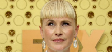 Why are people criticizing Patricia Arquette for using a clutch at the Emmys?