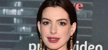 Anne Hathaway bumps out in Oscar de la Renta: super-chic & lovely?