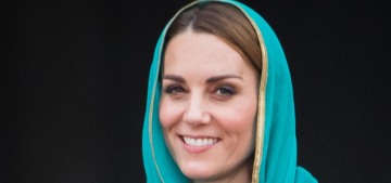 Duchess Kate covered up in a green shalwar kameez for the Badshahi Mosque visit