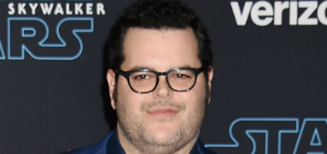 Josh Gad reads bedtimes stories to the world during the COVID-19 isolation