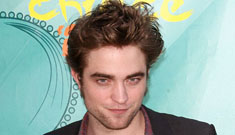 Robert Pattinson says he’s single, jokes about looking gangly & girly