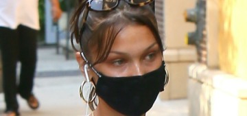 Bella Hadid flipped off some NYPD cops because they weren’t wearing masks
