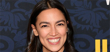 Alexandria Ocasio-Cortez carries so many notepads to take notes: relatable?