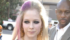 Avril Lavigne makes little girl cry