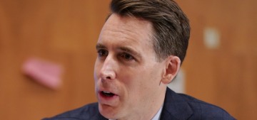 Sen. Josh Hawley put his feet up & zoned out during the impeachment trial