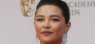 Florence Pugh is on vacation with Will Poulter & some friends but not Zach Braff