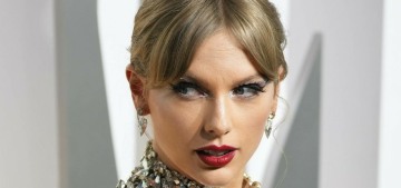 Taylor Swift wore Oscar de la Renta to the VMAs & announced a new album