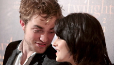 Robert Pattinson & Kristen Stewart hold hands, Twihards go crazy