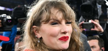 Taylor Swift celebrated on the field with Travis Kelce when the Chiefs won