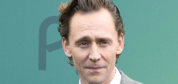 “Tom Hiddleston looked great at the People’s Choice Awards” links
