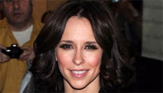 Jennifer Love Hewitt says she tries on an engagement ring once a month