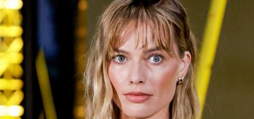 Margot Robbie debuted bangs & a new bob at the Chanel show this week