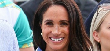 Prince Harry & Meghan were greeted by huge, enthusiastic crowds in Sydney