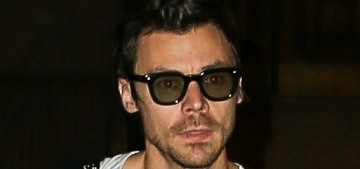 Zoe Kravitz & Harry Styles might be engaged, she’s wearing a huge diamond ring