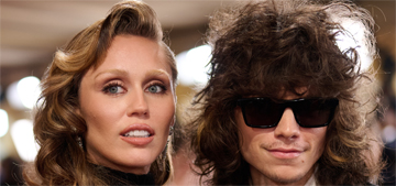 In Touch: Miley Cyrus isn’t inviting her dad’s girlfriend Elizabeth Hurley to her wedding