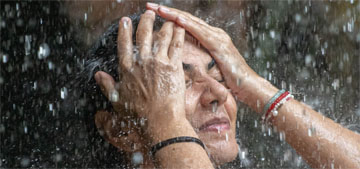 Should you take out your contact lenses before taking a shower?