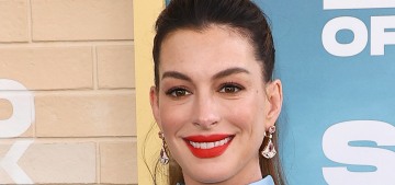Anne Hathaway wore jeans & a Prabal Gurung top to ‘The End of Oak Street’ premiere